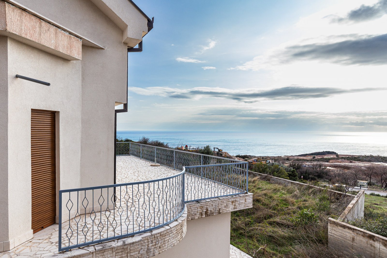 Blizikuce: Spacious 3-Story House with Sea View in Blizikuce<br><br><p>A beautiful private house is for sale in the area of Sveti Stefan, in the upper part of th 