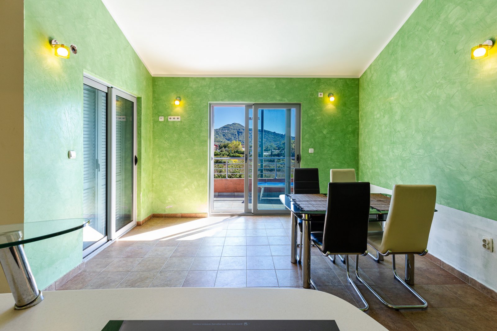 Three-bedroom apartment in Lastva, 128 m²<br><br><p>A furnished three-bedroom apartment of 128 m² is for sale in Lastva, just 7 minutes drive from Jaz 