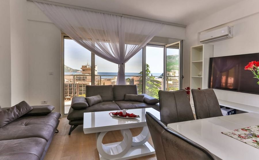 Three-bedroom apartment in Bečići, 86m²<br><br><p>A three-bedroom apartment is for sale in Bečići, located on the 4th floor of a five-story building.  