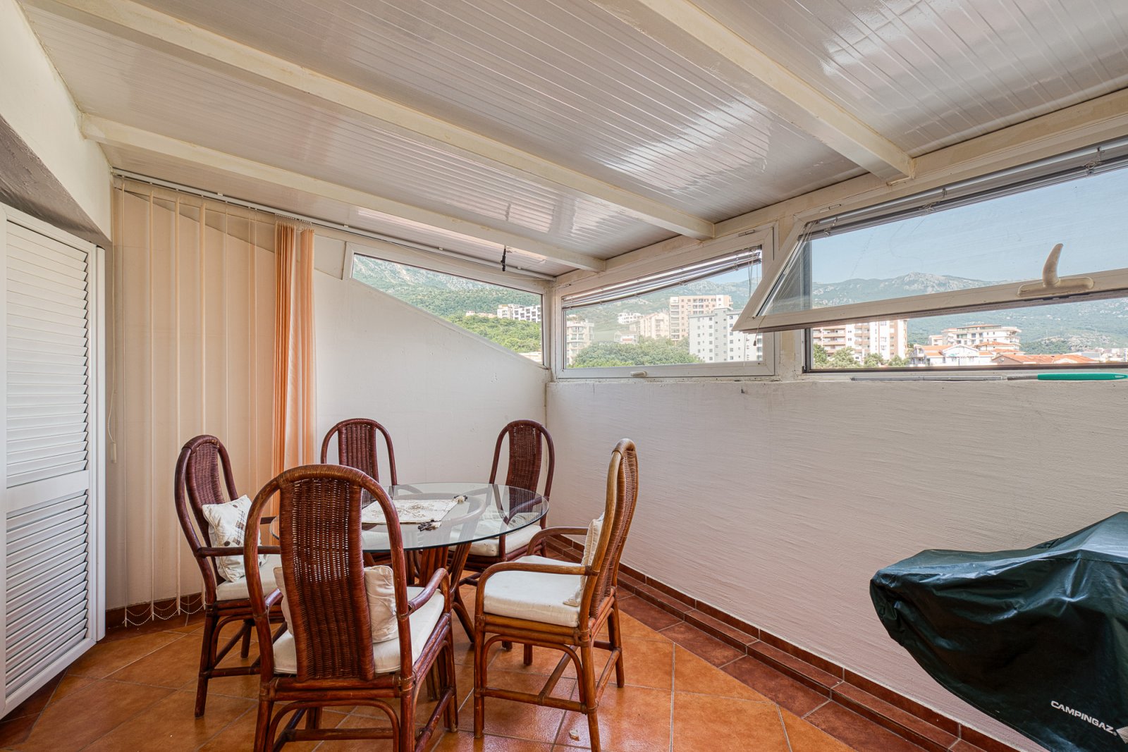 Becici: One-bedroom apartment in Bečići, 64m²<br><br><p>For sale, a one-bedroom apartment in Bečići, with an area of 64m², located on the 5th floor of an atti 