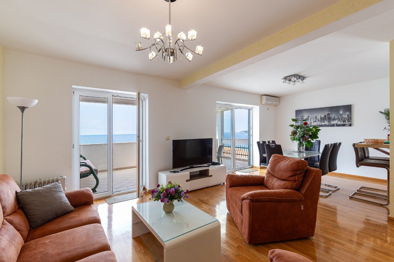Sveti Stefan: Spacious duplex apartment with sea view in Sveti Stefan<br><br><p>In the attractive location of Sveti Stefan, only 50 meters from the sea, a spacious  
