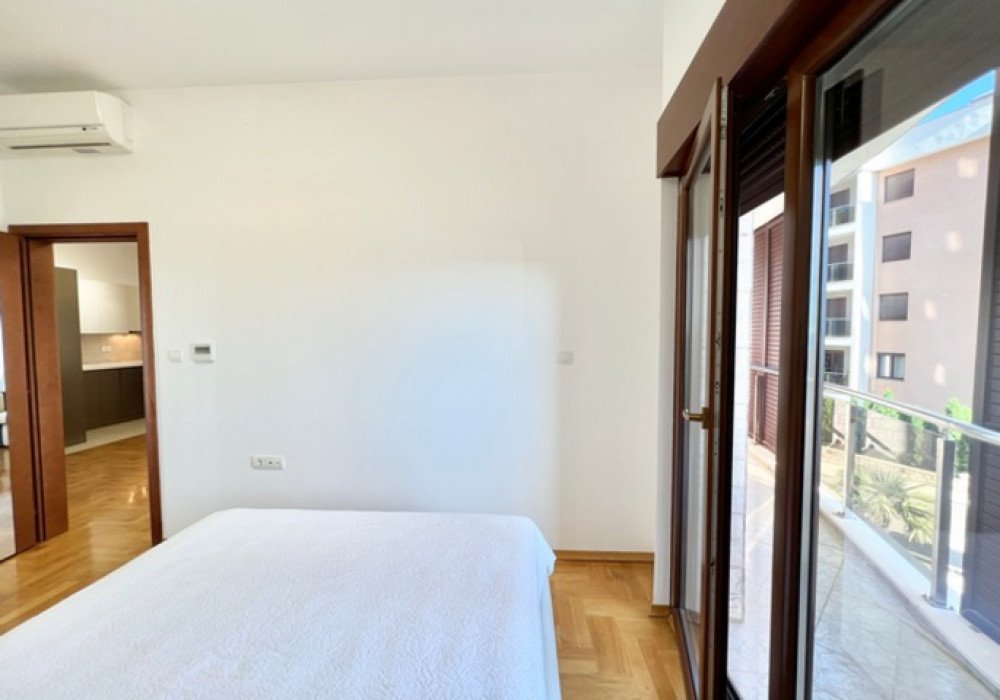 Budva Riviera, Becici district. New one-bedroom apartment in a new house

Distance to the sea 350m

The area is 61 sq.m.

Second floor

The house is e