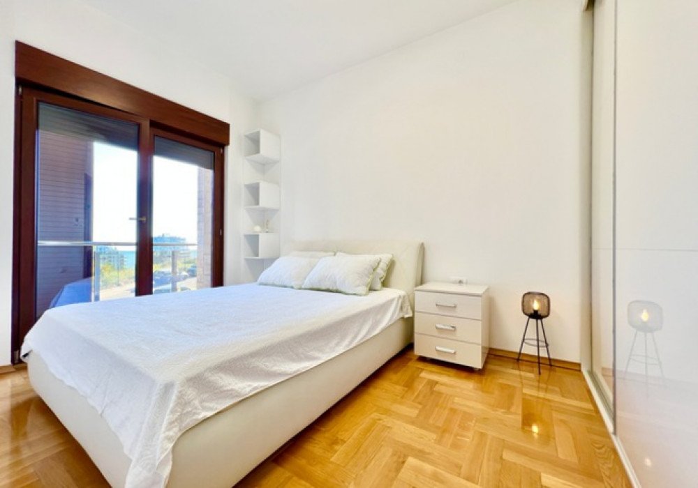 Budva Riviera, Becici district. New one-bedroom apartment in a new house

Distance to the sea 350m

The area is 61 sq.m.

Second floor

The house is e