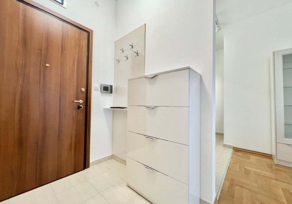 Budva Riviera, Becici district. New one-bedroom apartment in a new house

Distance to the sea 350m

The area is 61 sq.m.

Second floor

The house is e