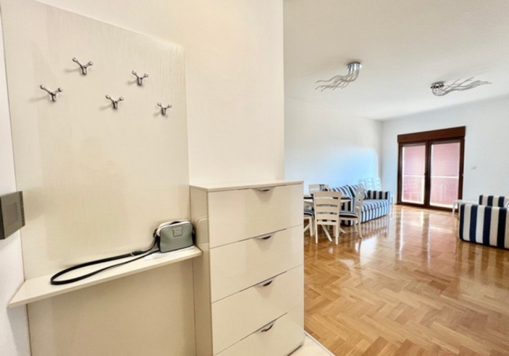 Budva Riviera, Becici district. New one-bedroom apartment in a new house

Distance to the sea 350m

The area is 61 sq.m.

Second floor

The house is e