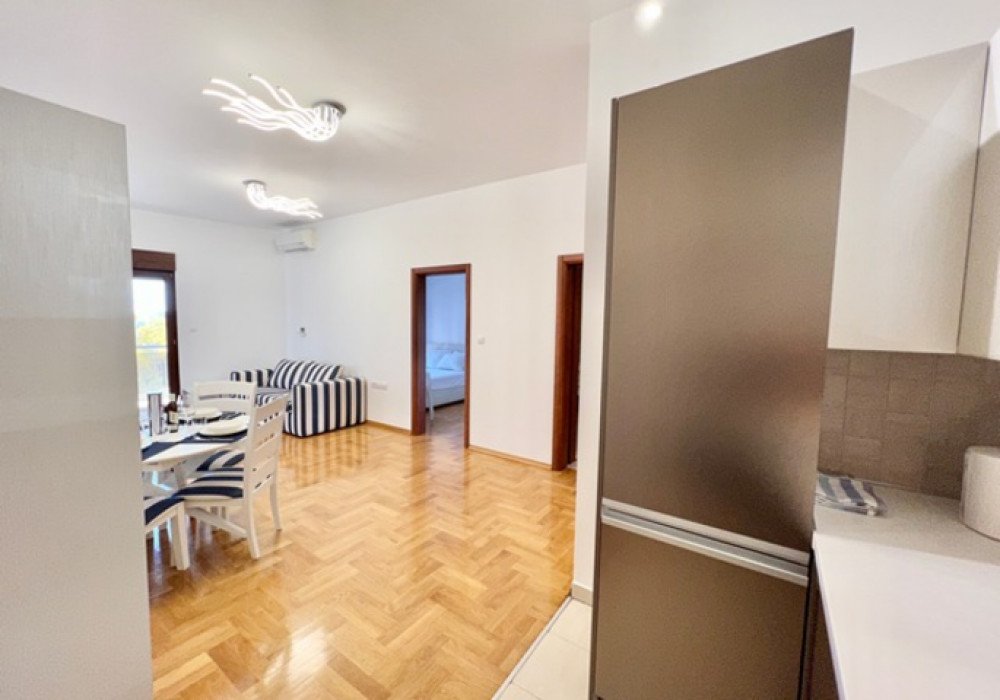 Budva Riviera, Becici district. New one-bedroom apartment in a new house

Distance to the sea 350m

The area is 61 sq.m.

Second floor

The house is e
