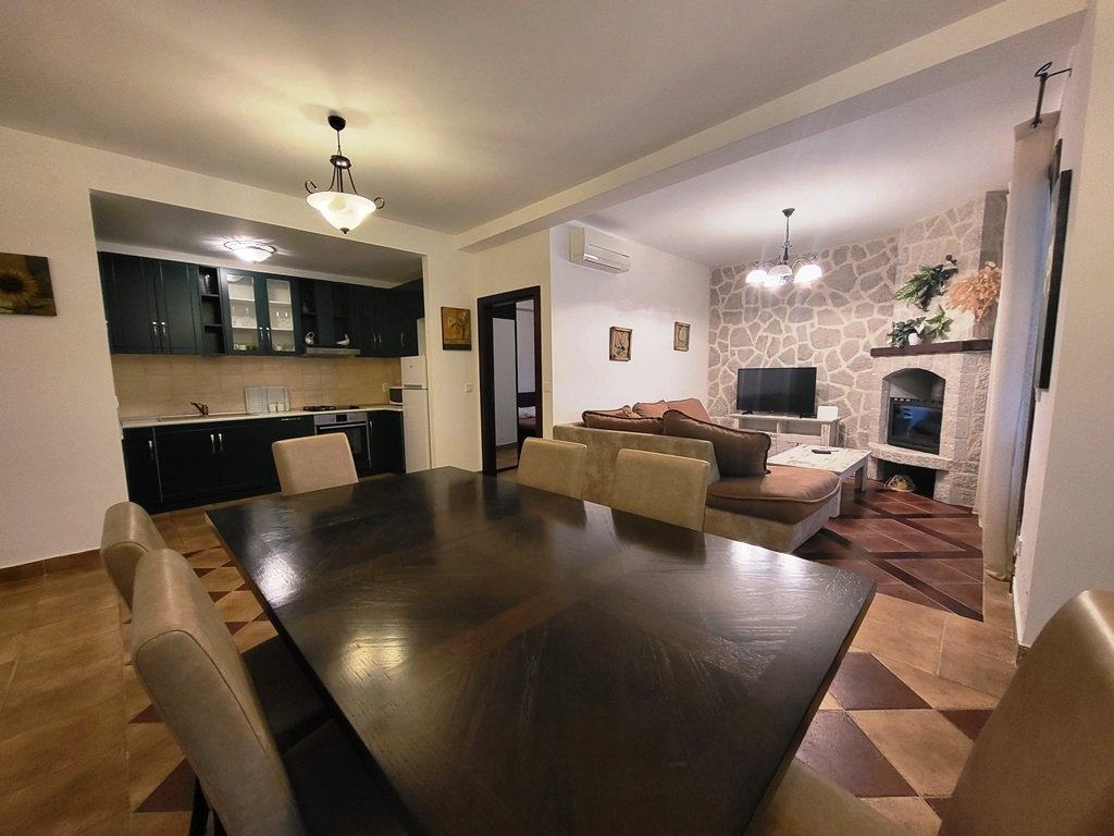 Kostanica: Apartment with three bedrooms and sea views, with swimming pool<br><br><p>Welcome to this 126 m2 apartment located in the picturesque area of Kostanit 