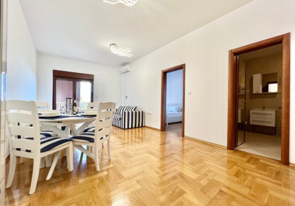 Budva Riviera, Becici district. New one-bedroom apartment in a new house

Distance to the sea 350m

The area is 61 sq.m.

Second floor

The house is e