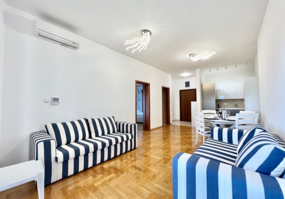 Budva Riviera, Becici district. New one-bedroom apartment in a new house

Distance to the sea 350m

The area is 61 sq.m.

Second floor

The house is e