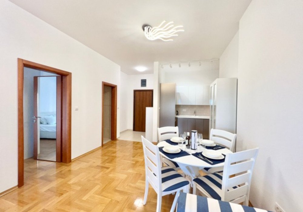 Budva Riviera, Becici district. New one-bedroom apartment in a new house

Distance to the sea 350m

The area is 61 sq.m.

Second floor

The house is e