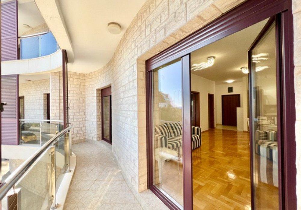 Budva Riviera, Becici district. New one-bedroom apartment in a new house

Distance to the sea 350m

The area is 61 sq.m.

Second floor

The house is e