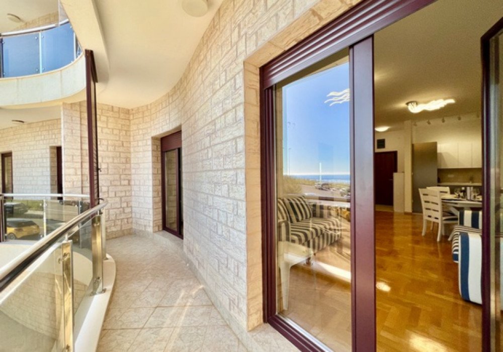 Budva Riviera, Becici district. New one-bedroom apartment in a new house

Distance to the sea 350m

The area is 61 sq.m.

Second floor

The house is e