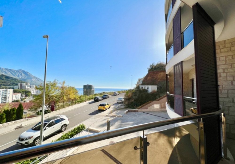 Budva Riviera, Becici district. New one-bedroom apartment in a new house

Distance to the sea 350m

The area is 61 sq.m.

Second floor

The house is e