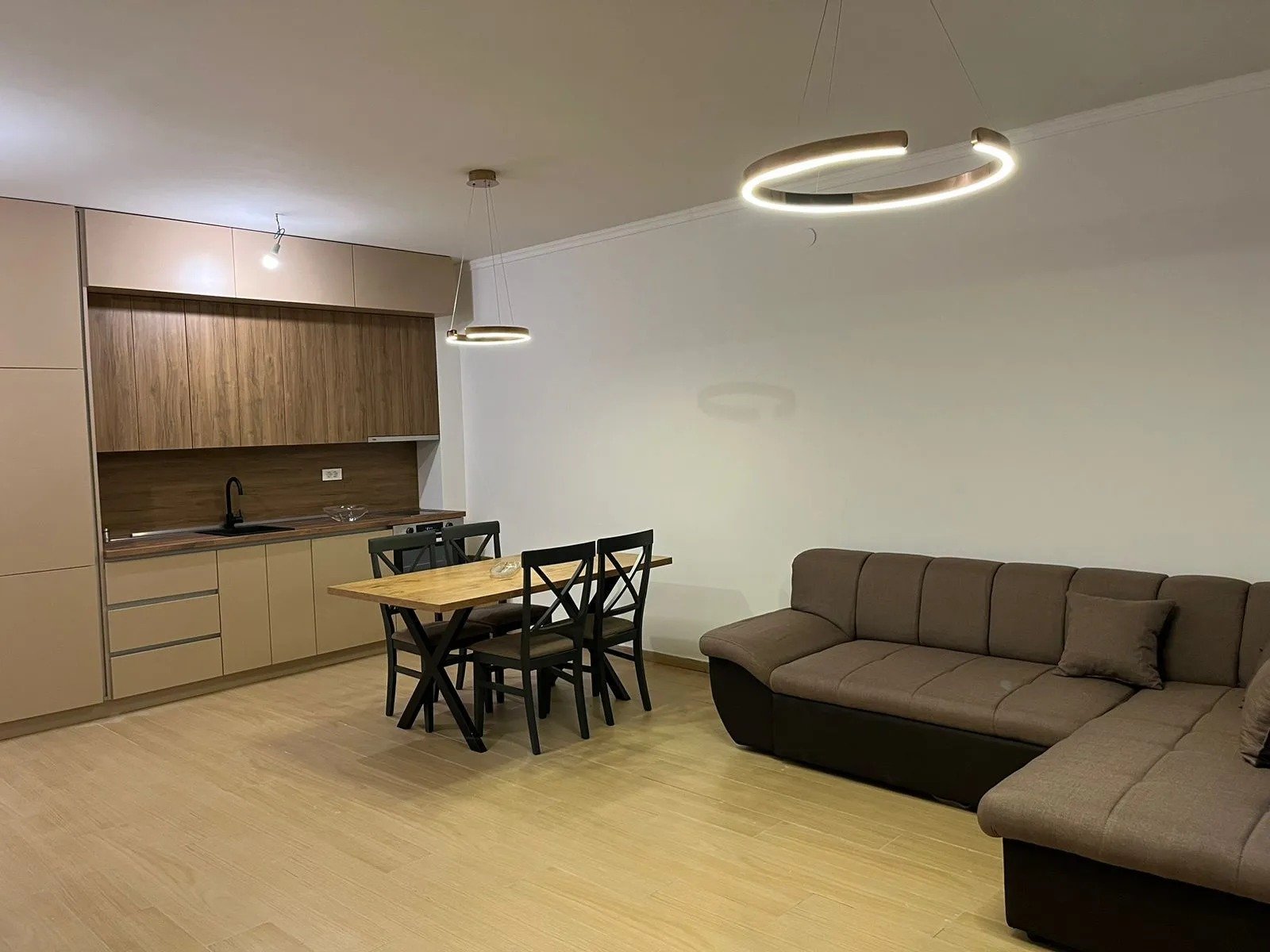 Dobrota: For sale spacious apartment in Dobrota with a mountains view<br><br><p>Apartment for sale in Kotor, Dobrota in a quiet location near the sea. The apar 