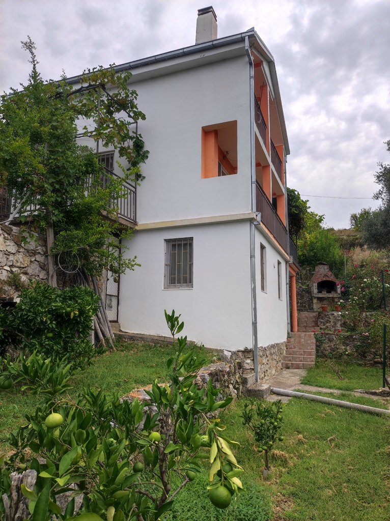 Two-story house with a large plot<br><br><p>The 82 square meter home has been carefully designed to provide a comfortable living space.
	
	Layout: The