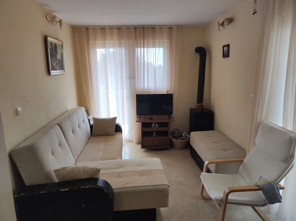 Two-story house with a large plot<br><br><p>The 82 square meter home has been carefully designed to provide a comfortable living space.
	
	Layout: The