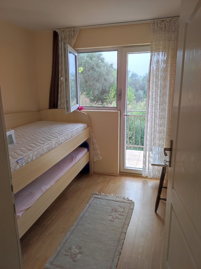 Two-story house with a large plot<br><br><p>The 82 square meter home has been carefully designed to provide a comfortable living space.
	
	Layout: The