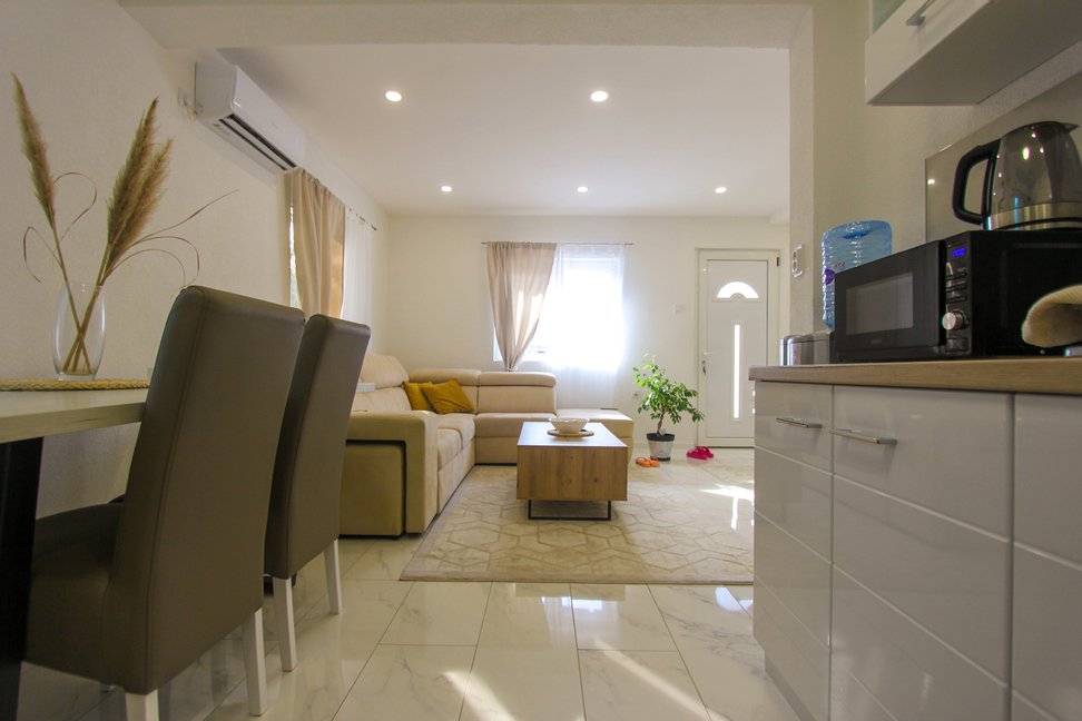 Dobre Vode: For sale two-storey house in Dobra Voda near the sea<br><br><p>House for sale in Dobri Vode, a settlement located on the border of two municipalities  