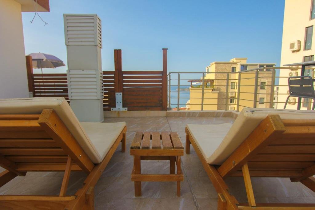 Becici: Penthouse in Becici with a panoramic sea view<br><br><p>For sale a penthouse in Budva, Becici in a quiet location near the sea. The apartment has an a 