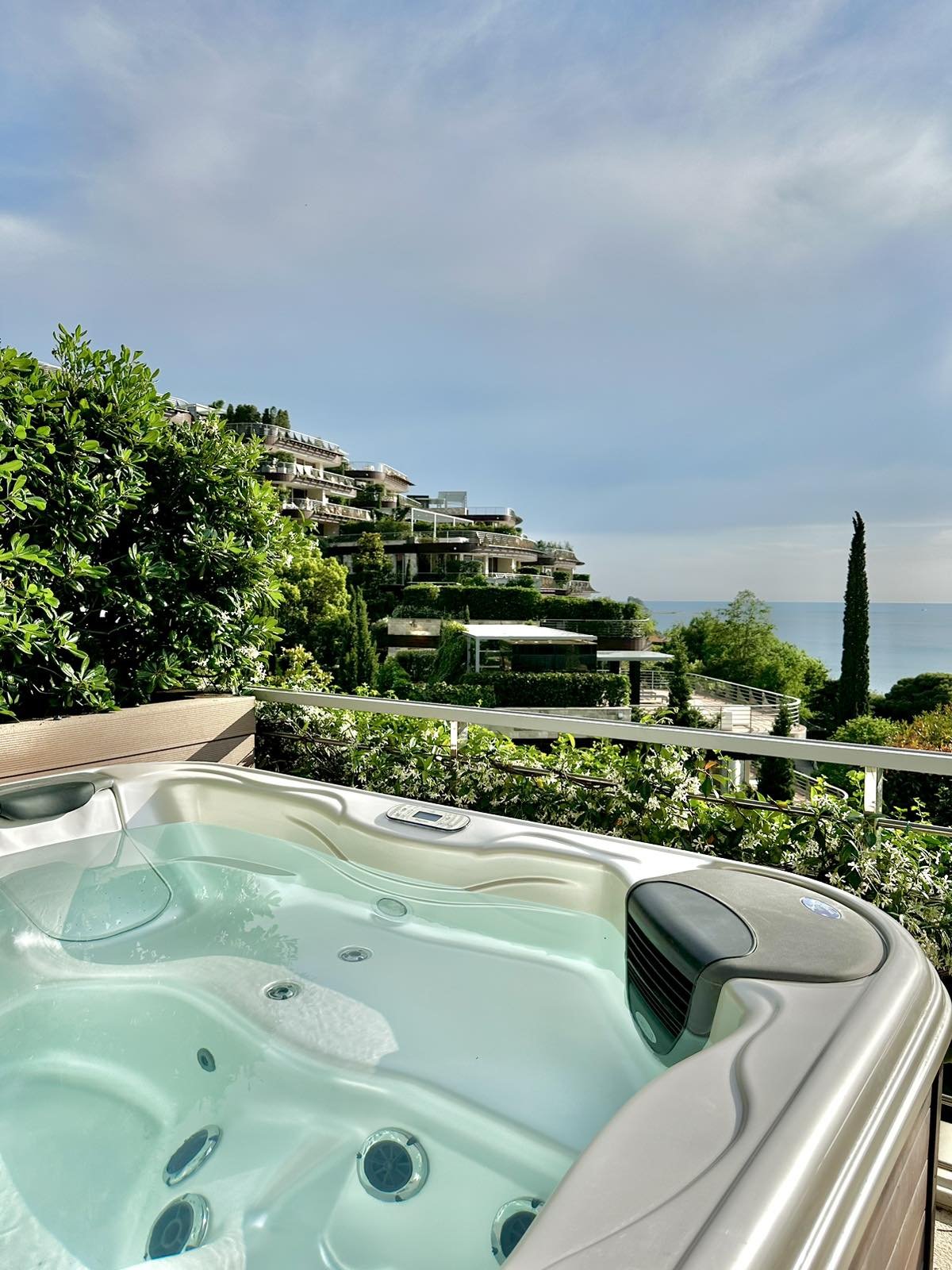 Budva: Luxurious apartment in Budva with sea view<br><br><p>For sale a two-bedroom apartment in Budva, near the sea. The apartment has an area of 159 m2 and  