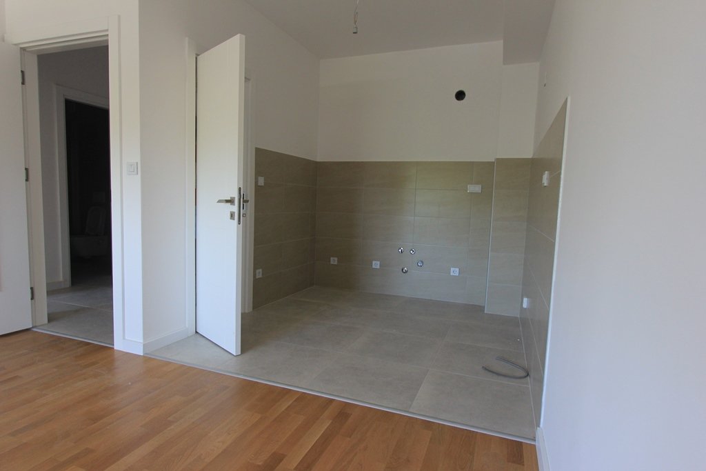 Apartments in a new complex near the sea in Tivat<br><br><p>Three apartments for sale in Donje Lastva, Tivat. The apartments are 50m2, 56m2 and 106m2.