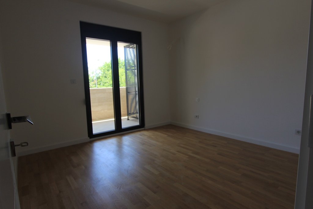 Apartments in a new complex near the sea in Tivat<br><br><p>Three apartments for sale in Donje Lastva, Tivat. The apartments are 50m2, 56m2 and 106m2.