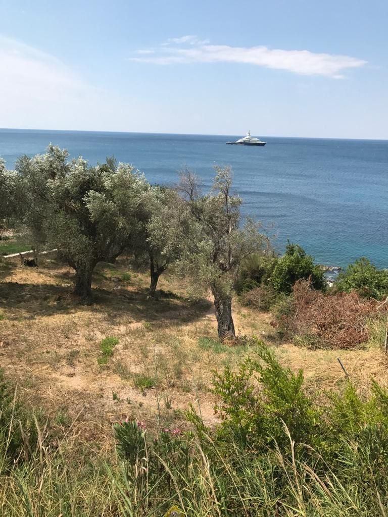 Bar: Plot in Bar, just 10m from the sea<br><br><p>Land for sale in Bar. The plot has an area of 2,415 m2. 3 villas of 500m2 each have been handed over to U 
