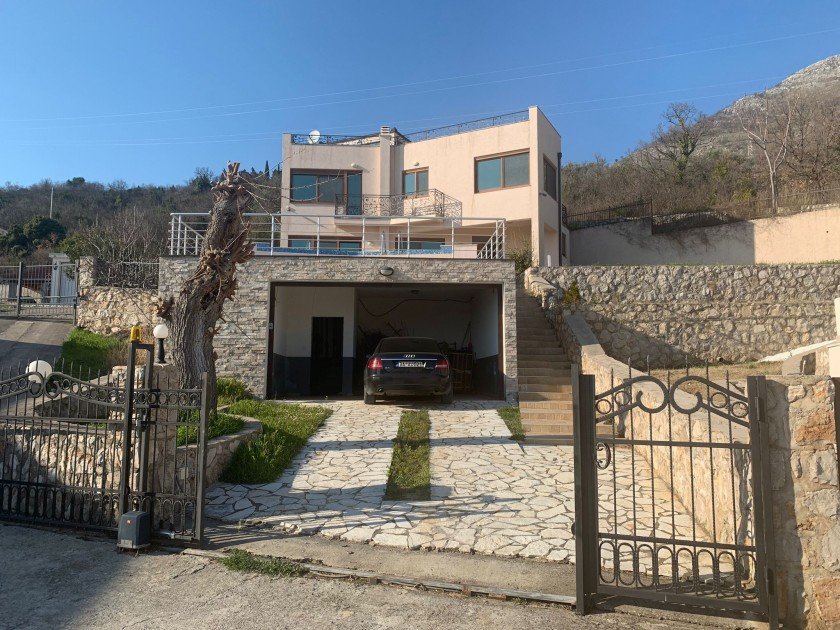 Susanj: Villa with a pool and panoramic sea view<br><br><p>A three-story villa with a beautiful view of the sea and the Bar is for sale. The area of the villa 