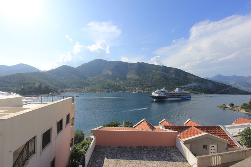 Lepetane: Apartment for sale in Lepetane with sea view<br><br><p>Apartment for sale in Lepetane, near the town of Tivat. The apartment has an area of 90 m2 and  