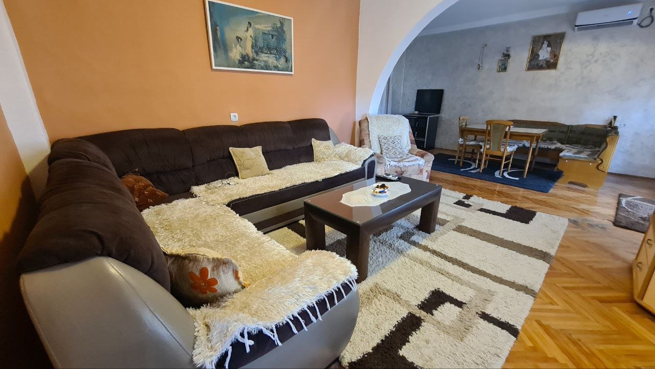 Sutomore: House in Sutomore with 8 bedrooms<br><br><p>House for sale in Sutomore. 
	 The area of the house is 356 m2, and the area of the plot on which it is lo 