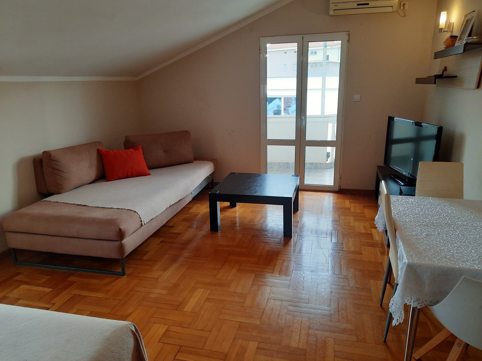 Budva: Two-bedroom apartment in Budva near the center<br><br><p>Two-bedroom apartment for sale in Budva. The apartment is 65m2 and is located on the 4th floo 