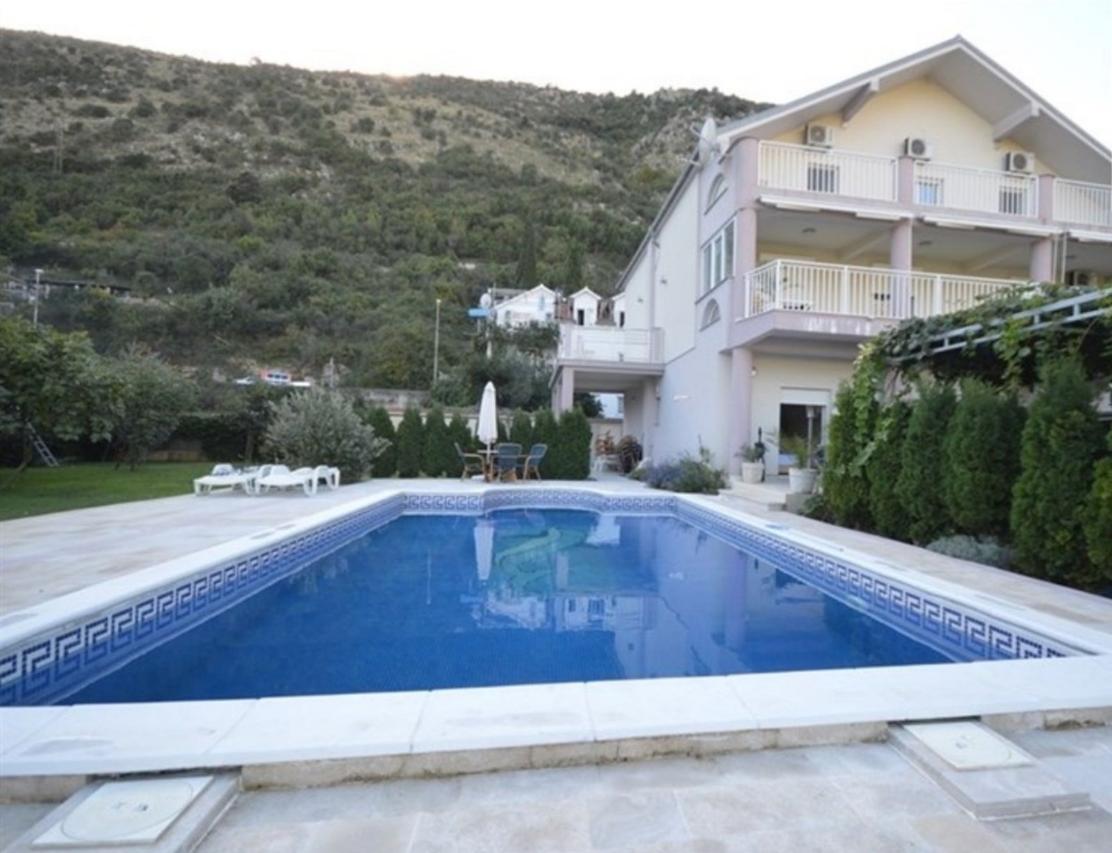 Sutorina: Large house in Sutorina with a swimming pool and a spacious yard<br><br><p>A house in Sutorin, a settlement located on the border with Croatia, in the 