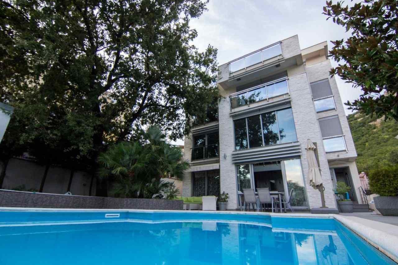 Budva: Luxury villa with pool in Budva<br><br><p>Luxury villa with pool in Budva for sale.
		 The area of the villa is 298 m2, the area of the yard is 370 m2 