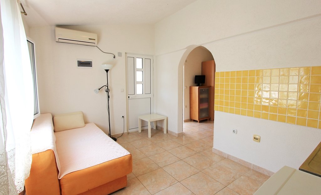 Utjeha: House for sale in Utjeha<br><br><p>House for sale in Utjeha near Bar. 
	 The surface of the house is 100 m2, and the surface of the plot is 126 m2. 
	 