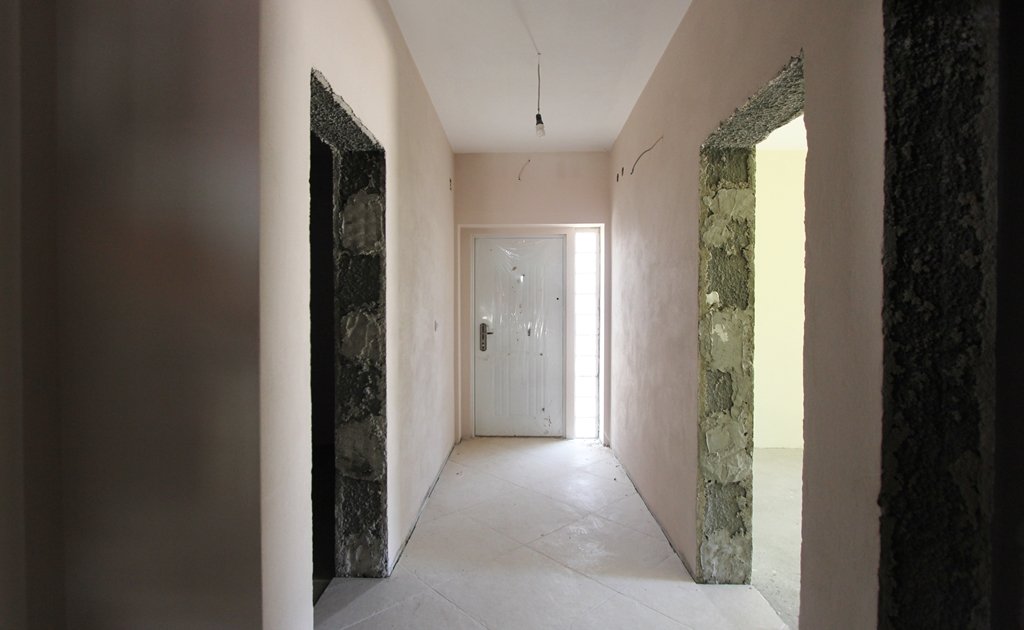 House with separated apartments<br><br><p>A large house with a yard in Sutomore for sale. 
	 The area of the house is 600 m2, and the plot area is 200