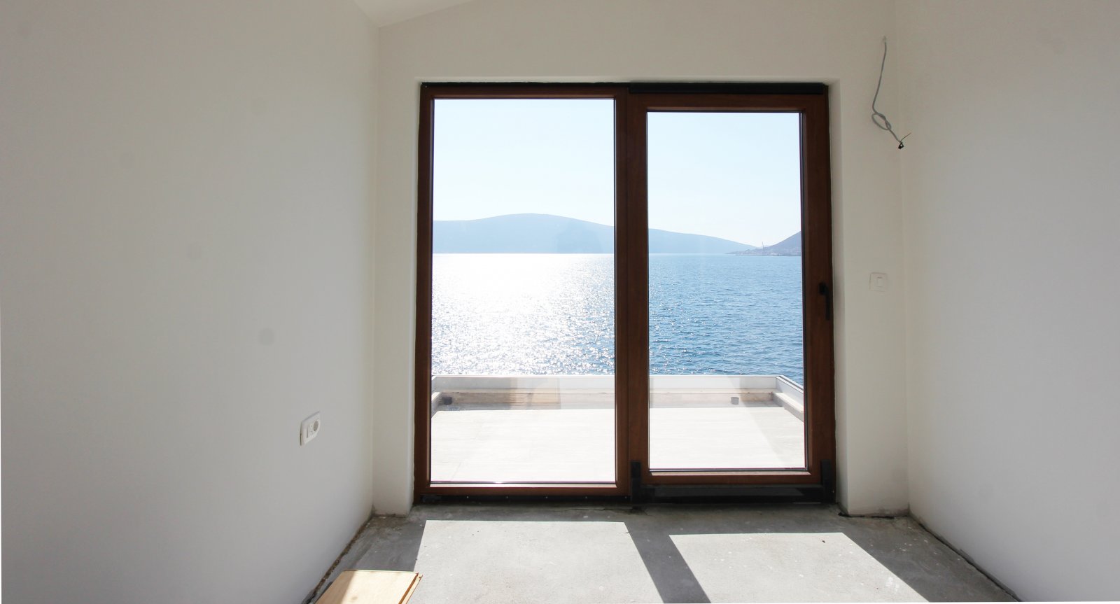 Luxury apartments on the first line of the sea in Opatovo<br><br><p>Apartment complex Opatovo is located in a quiet part of Tivat. 
	 This project is 