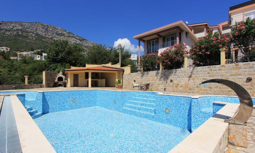 Susanj: Sea view villa in Susanj<br><br><p>Large villa in Susanj, near the town of Bar. 
	 The area of ​​the house is 400 m2, and the area of ​​the plot on wh 