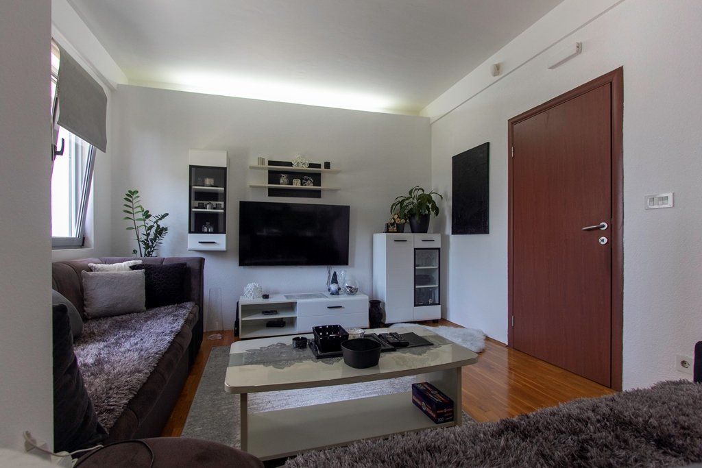 Ulcinj: Apartment in Ulcinj with sea view<br><br><p>Apartment for sale in Ulcinj, near the embankment. The apartment has an area of 61 m2 and is located on th 