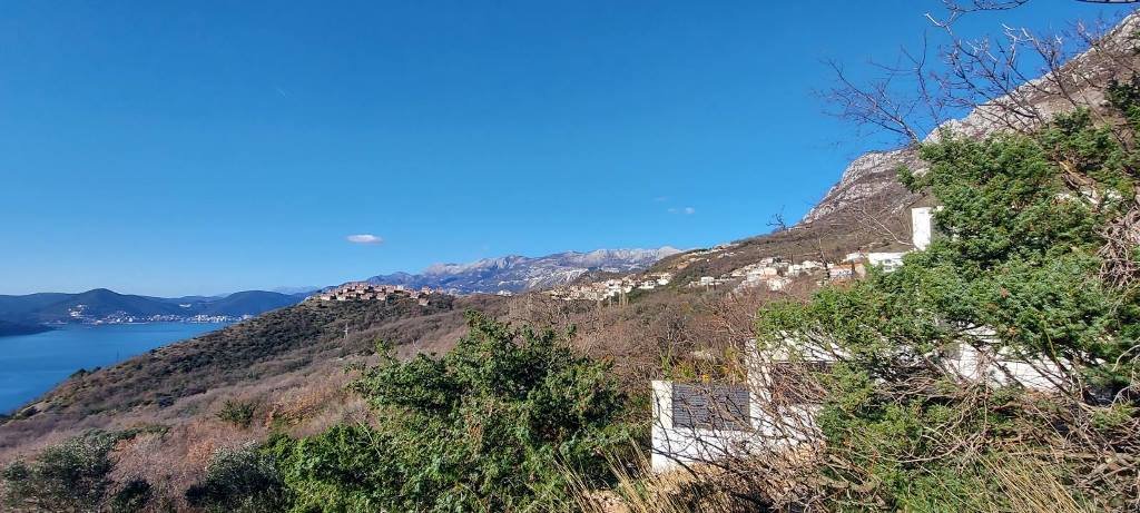 Plot in Blizikuce, Sveti Stefan, Budva<br><br><p>Land for sale in Blizikuce with sea view. 
	 The plot has a total area of ​​1,185m2 on which can be b