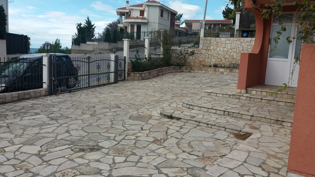 House in Susanj <br><br><p>House for sale in Susanj, near the town of Bar.


	The area of ​​the house is 274 m2, and the plot area is 513 m2.


	House