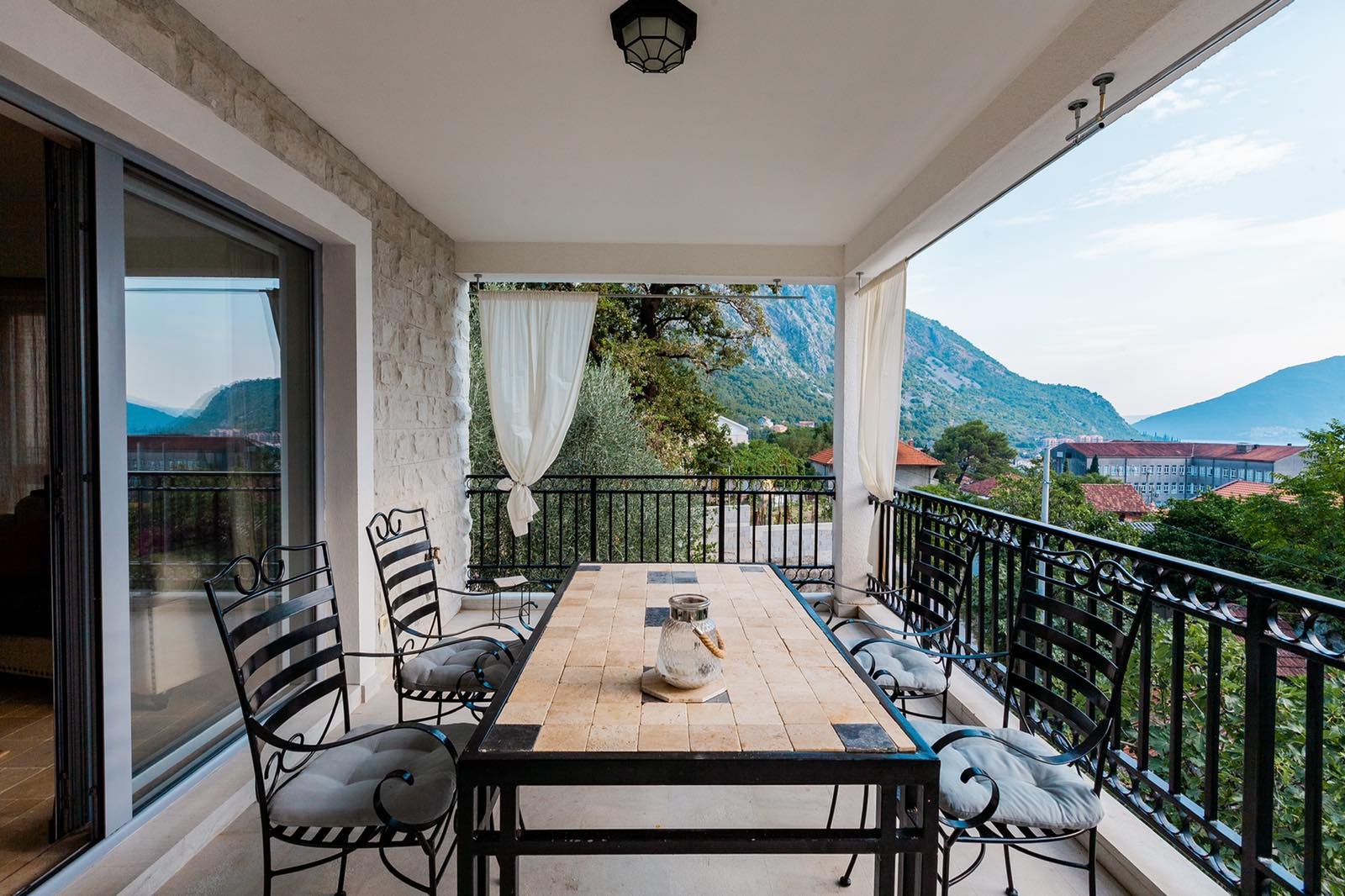 Apartment in Risan <br><br><p>Beautiful apartment for sale in Risan, Kotor. 
	 The apartment is located in a small residential building with a private