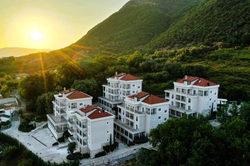 Djenovici: Apartments in villas in a luxury complex<br><br><p>New complex overlooking Porto Novi! 
	 The complex consists of 5 five-storey villas. There are 17 a 