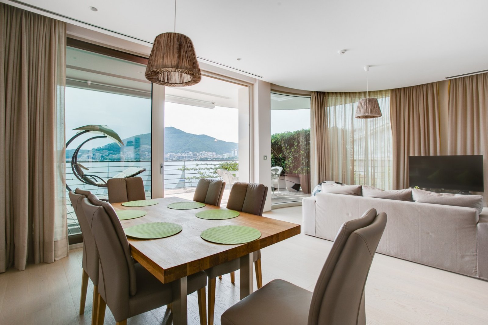 Budva: Luxury two bedroom apartment in Zavala<br><br><p>Luxury apartment for sale in the complex in Budva just 10 meters from the sea. The complex is located 