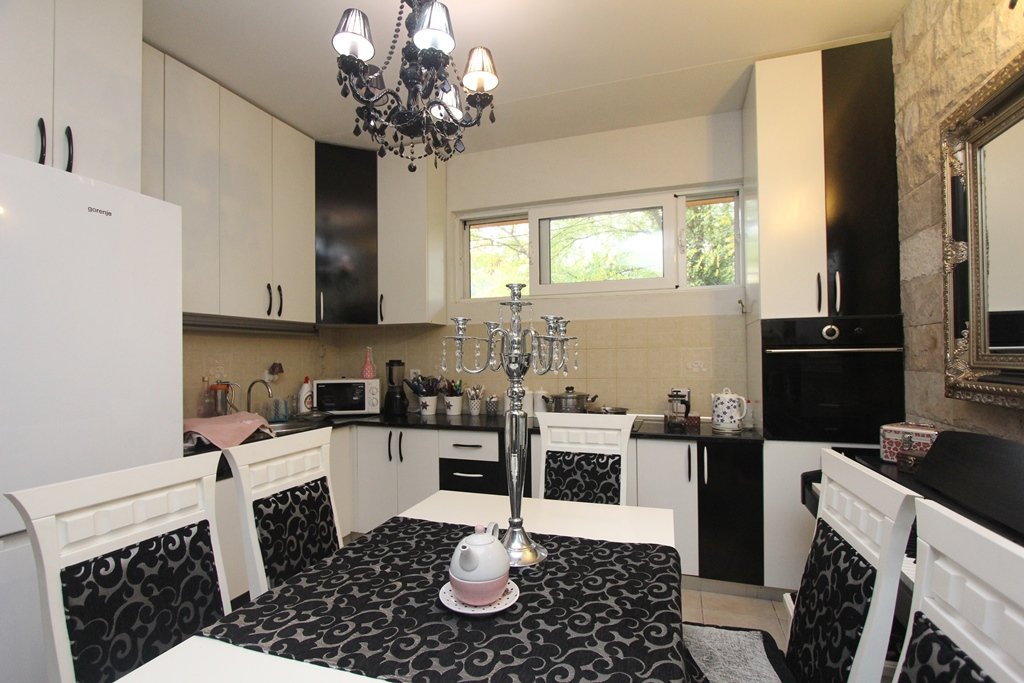 Topla: Two bedroom apartment in Topla<br><br><p>Apartment for sale in Herceg Novi, Topla place. Apartment has 72 m2 and consists of 2 bedrooms, a living room 