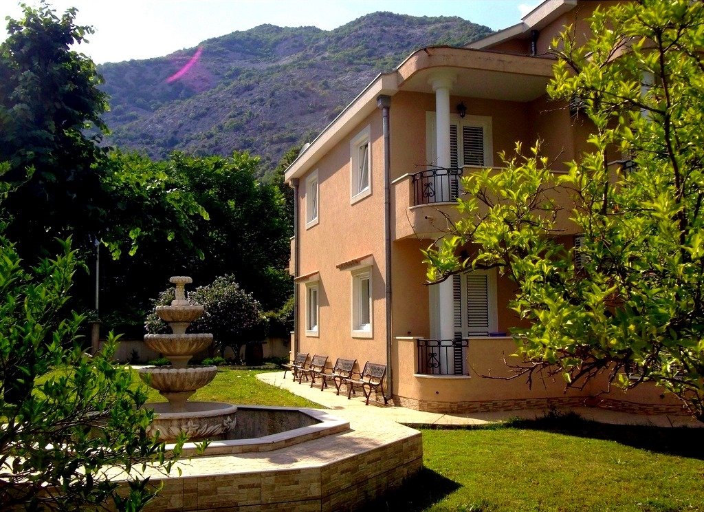 Kotor: A house in Risan<br><br><p>House for sale in Risan, at only 100 meters from the sea. The house has a total area of 300 m2, and it is located on a spac 