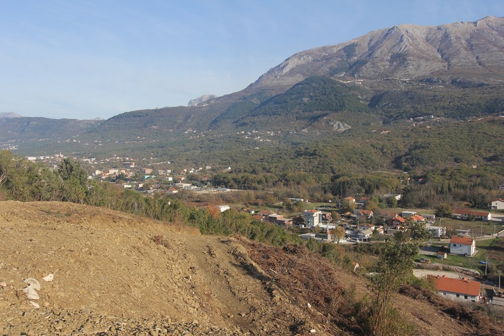 Kotor: Plot in Radanovici<br><br><p>Plot for sale in the village of Radanovici, Kotor municipality. The plot with a total area of 4000 m2 is located 5 km fro 