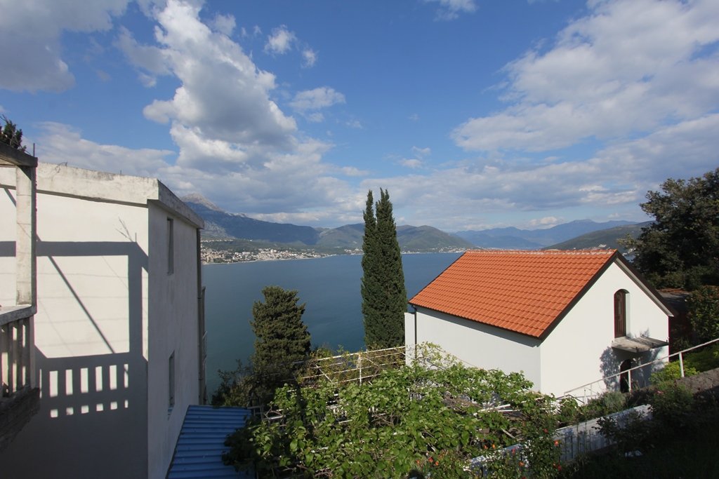 Herceg Novi: Land in Nivice<br><br><p>Land plot for sale in the village of Njivice, near the city of Herceg Novi. The area of the plot is 300 m². The plot is urban 