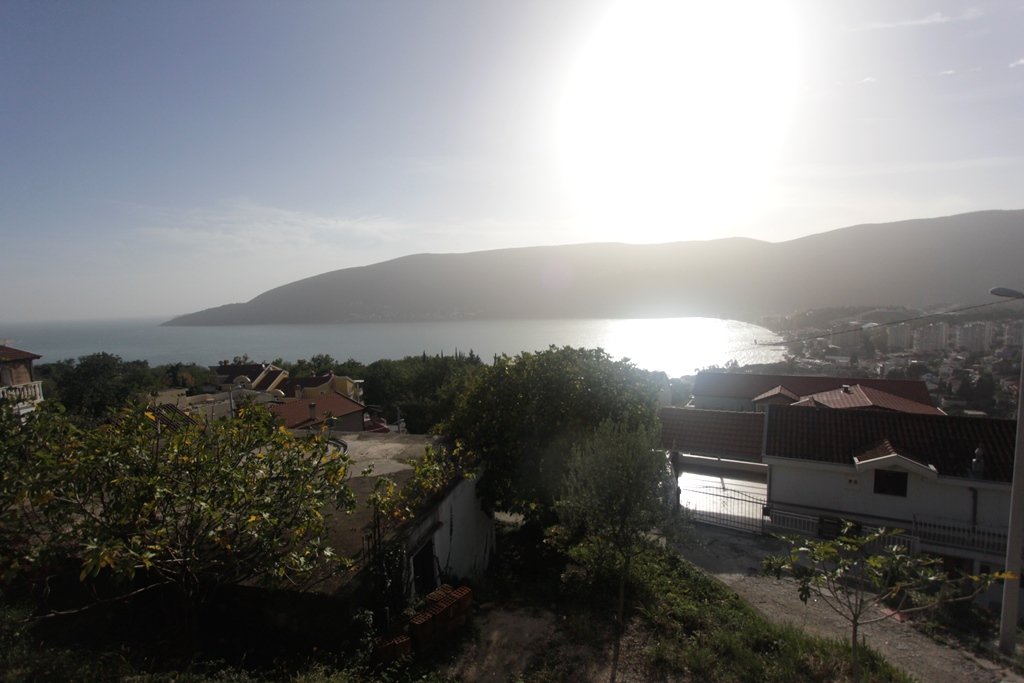 Herceg Novi: House in Topla<br><br><p>Three-storey house for sale in Herceg Novi, Topla district. The house with a total area of ​​240 m2 is located on a plot of 3 