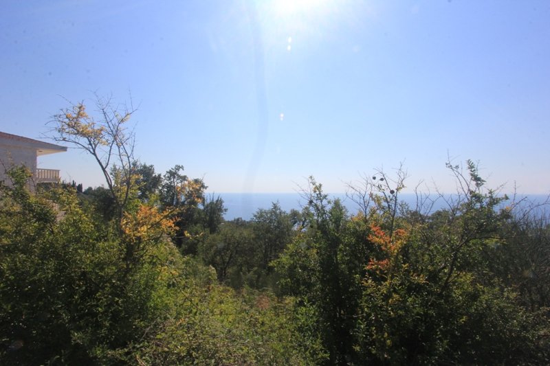 Land in Rezevici<br><br><p>Plot for sale in Budva, Rezevici district. The plot with a total area of 845 m2 is located 700 m from the sea. The site is 