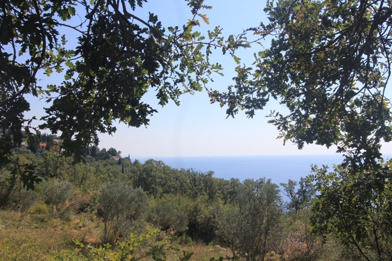 Land in Rezevici<br><br><p>Plot for sale in Budva, Rezevici district. The plot with a total area of 845 m2 is located 700 m from the sea. The site is 